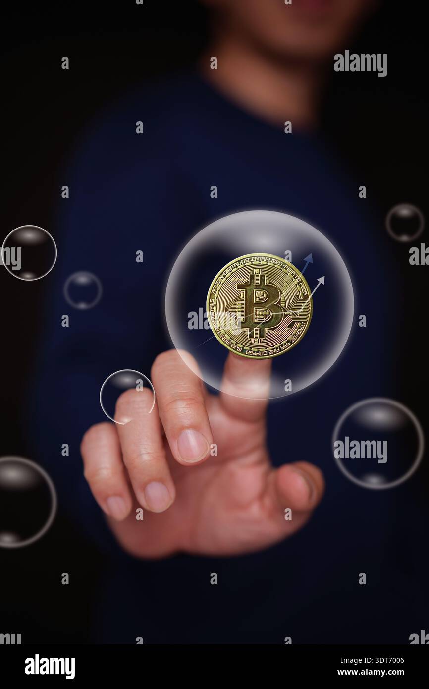 Il concetto di bolla AI con tocchi dorati a mano moneta di criptovaluta bitcoin che galleggia all'interno di bolle trasparenti. Possibile scoppio in intellig artificiale Foto Stock
