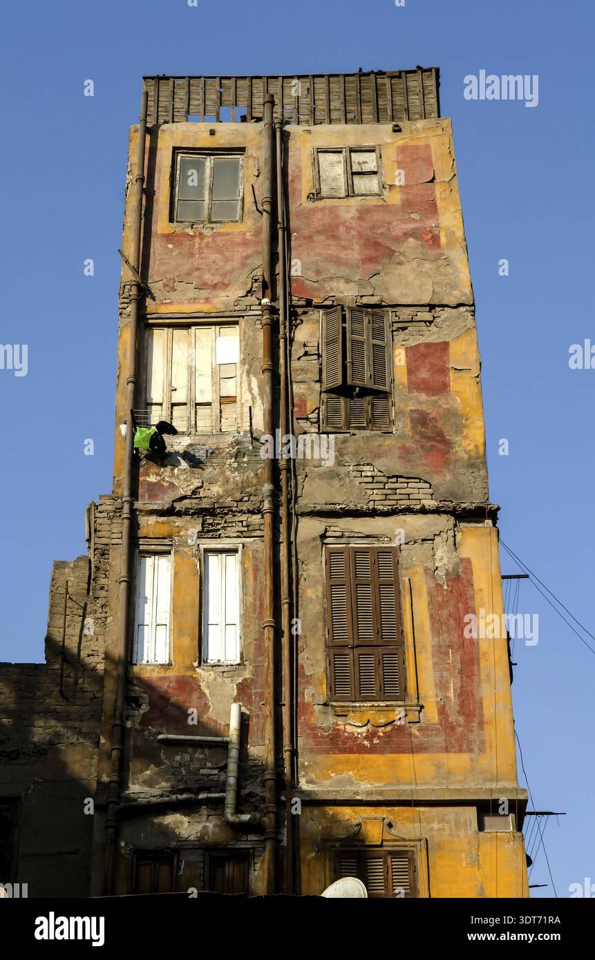 Cairo, Egitto. 1 novembre 2011 vecchia casa fatiscente nel quartiere povero di DARB el Ahmar vicino a Bab Zuweila, il Cairo, Egitto Foto Stock