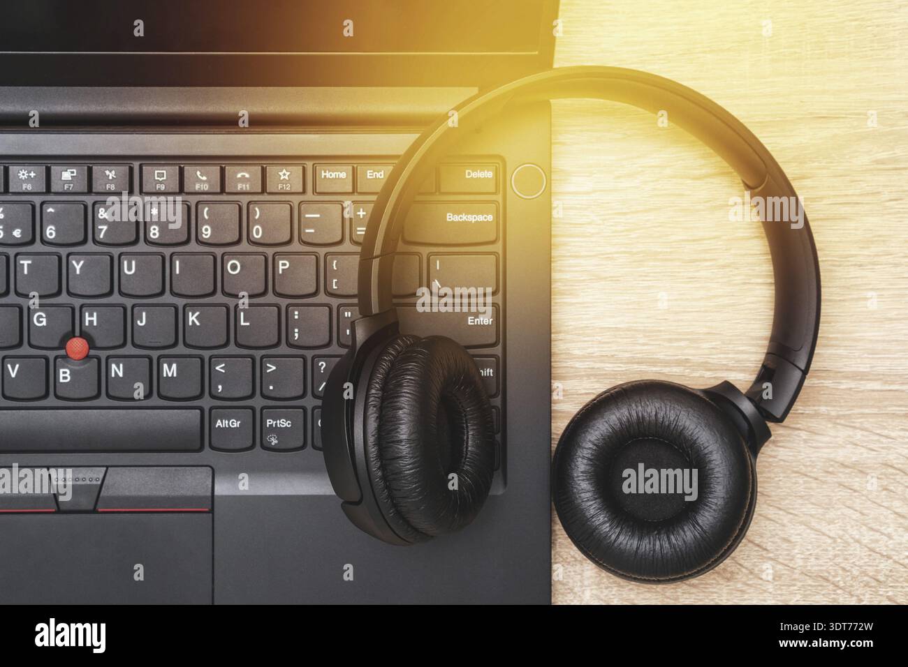 Tema per la creazione di musica digitale con cuffie professionali sulla tastiera del computer Foto Stock