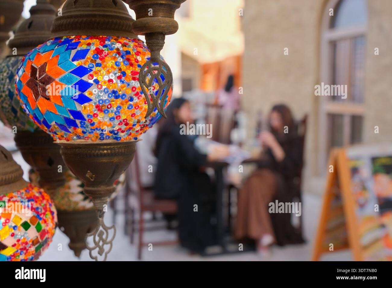 Tradizionale lanterna a mosaico appesa nel mercato arabo del souk. Lampada orientale decorativa che crea l'atmosfera del bazar mediorientale Foto Stock