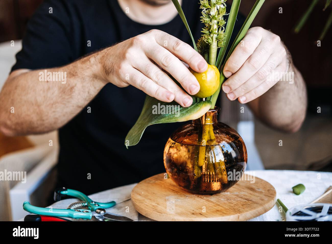 Primo piano di mani impegnate in formazione professionale di progettazione botanica per sviluppare le competenze professionali artigianali e la crescita educativa creativa Foto Stock