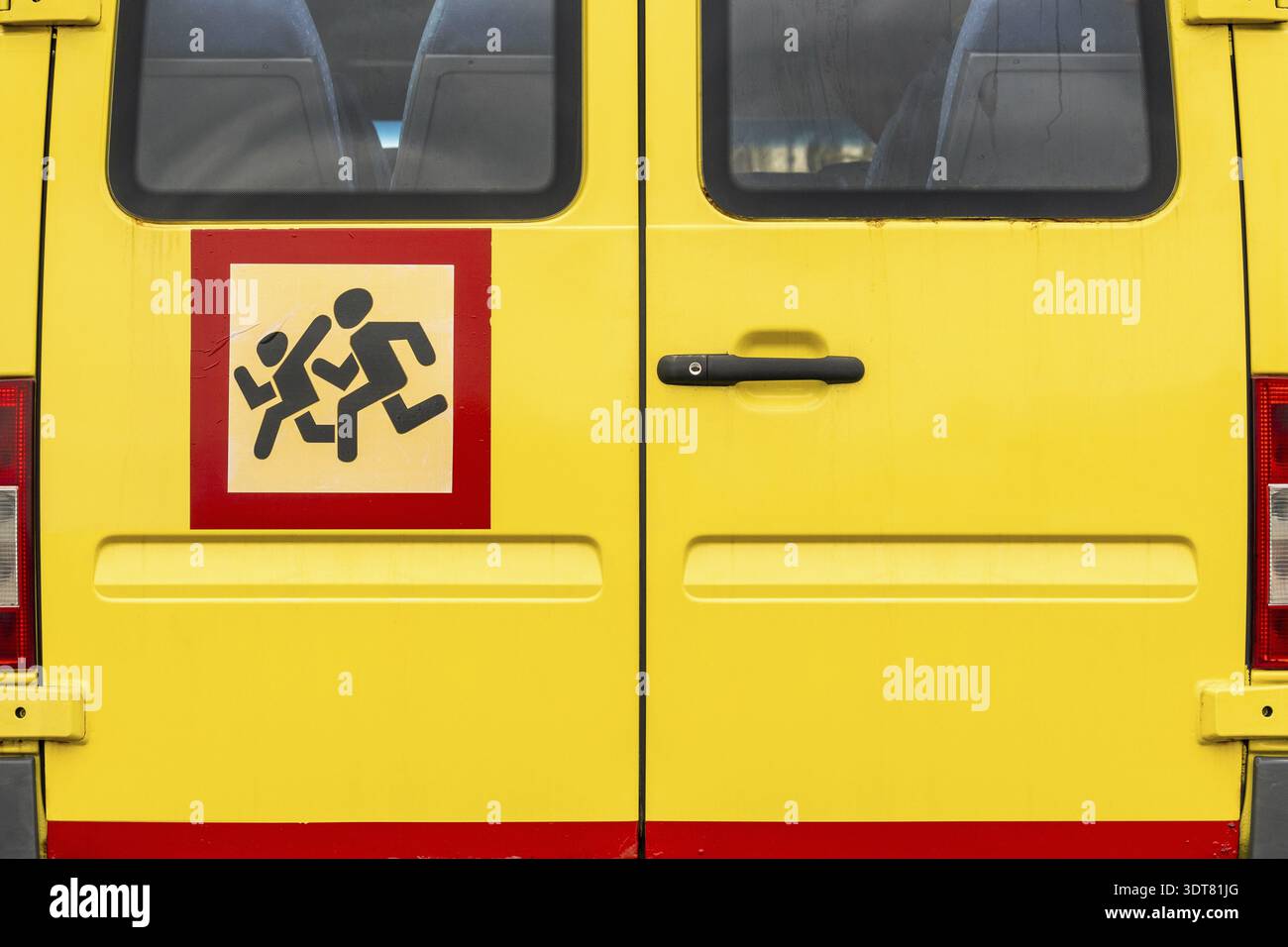 Vista posteriore dello scuolabus giallo. Vista ravvicinata dello scuolabus giallo Foto Stock