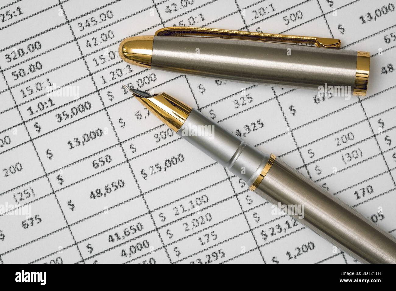 Contabilità in corso con penne e grafici finanziari. Vista ravvicinata Foto Stock