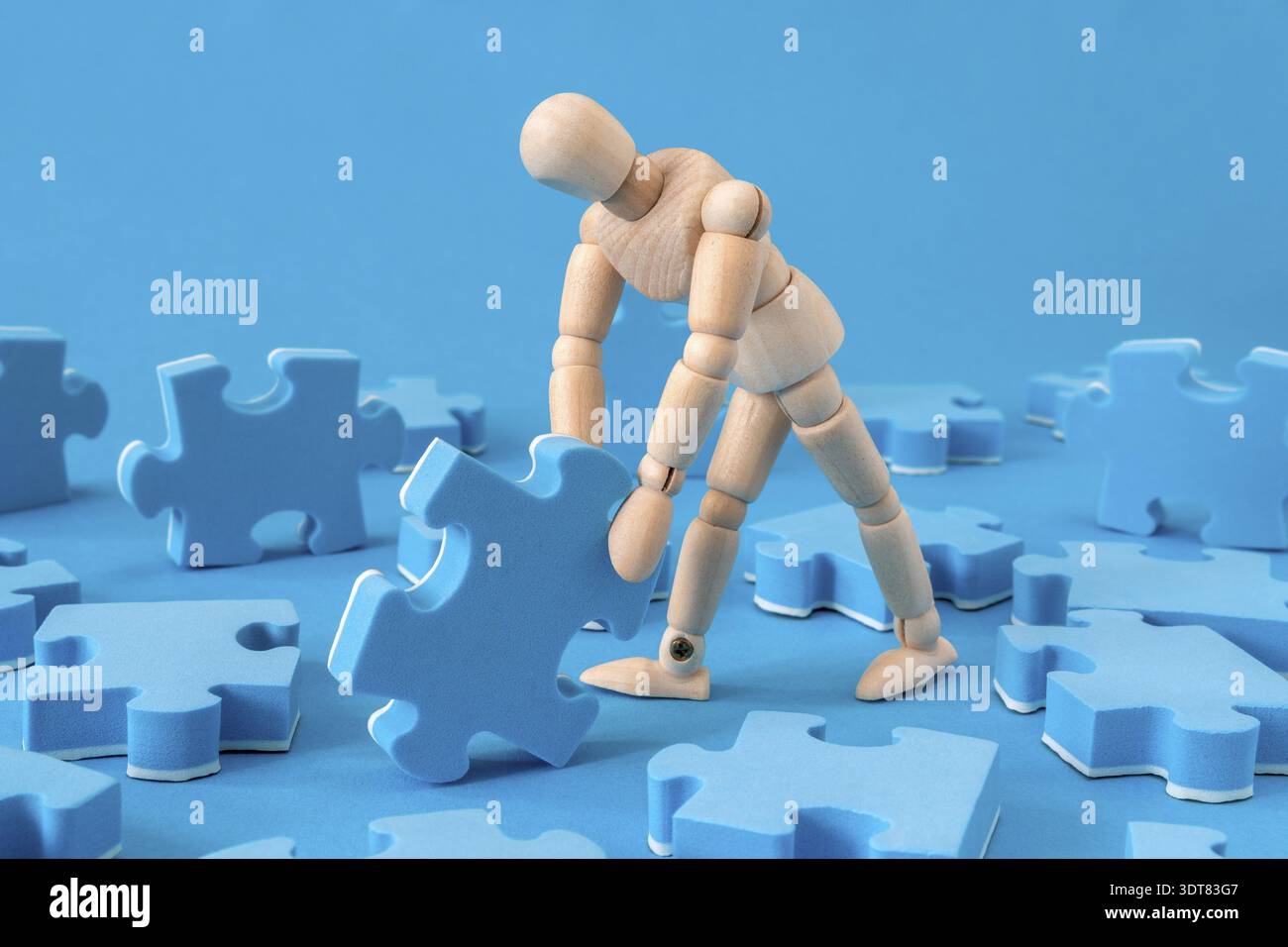 Puzzle con manichino di legno per l'assemblaggio del seghetto alternativo. Concetto di soluzione del problema Foto Stock