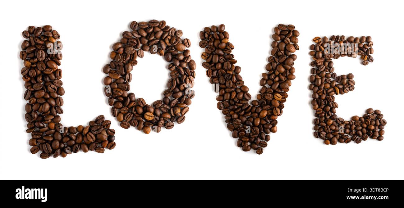 Tipografia creativa della parola "amore" formata da chicchi di caffè isolati su sfondo bianco per arte da parete o social media. Foto Stock