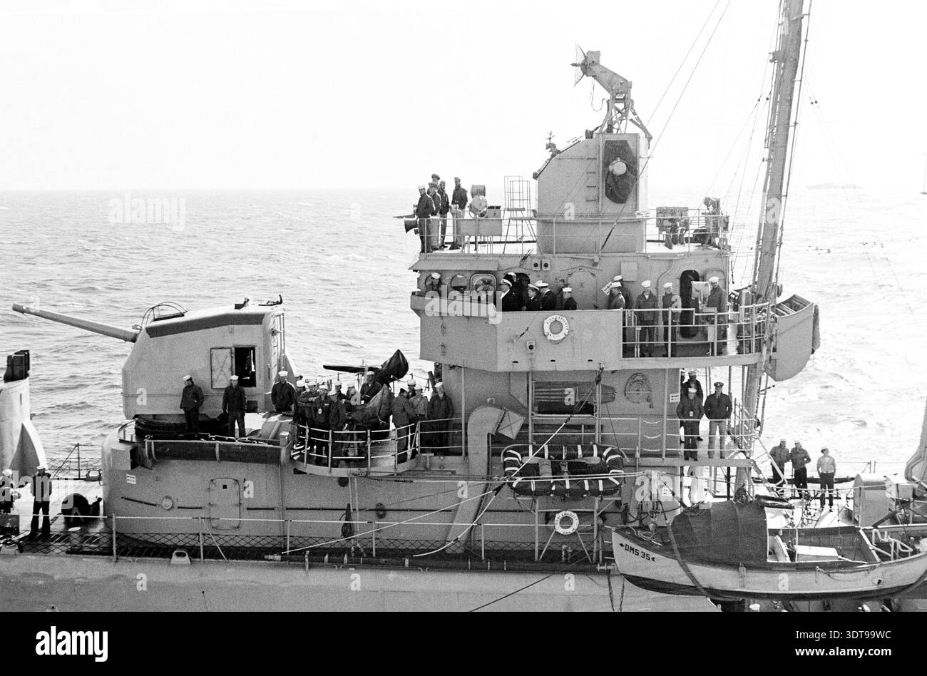 USS Endicott (DMS-35), cacciatorpediniere classe Gleaves della Marina degli Stati Uniti, nel Mare del Giappone durante il servizio attivo nella guerra di Corea fotografato dalla HMS Glory nel 1952/53. La nave fu messa in servizio il 25 febbraio 1943 e prese servizio attivo durante la seconda guerra mondiale. Dopo la guerra di Corea, il 17 agosto 1954 fu dismessa e messa in riserva a San Diego. Endicott è stato riclassificato DD-495 il 15 luglio 1955. Venduto il 6 ottobre 1970 e demolito per essere demolito. Torre di truffa, pistole e ponti con equipaggio sul ponte. Foto Stock