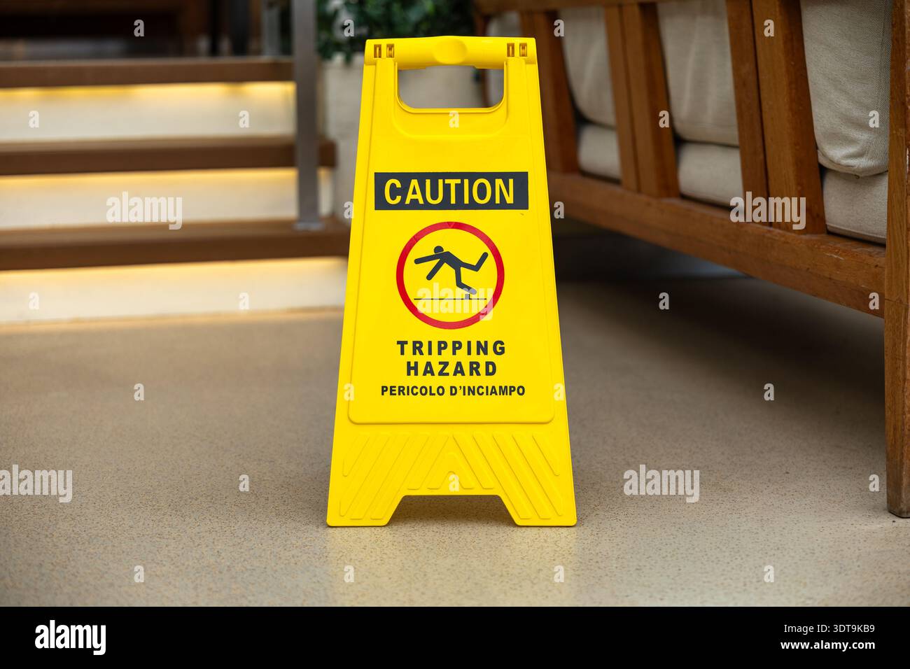 Segnale di pericolo di attivazione giallo vicino alla scala concetto di prevenzione della sicurezza interna Foto Stock