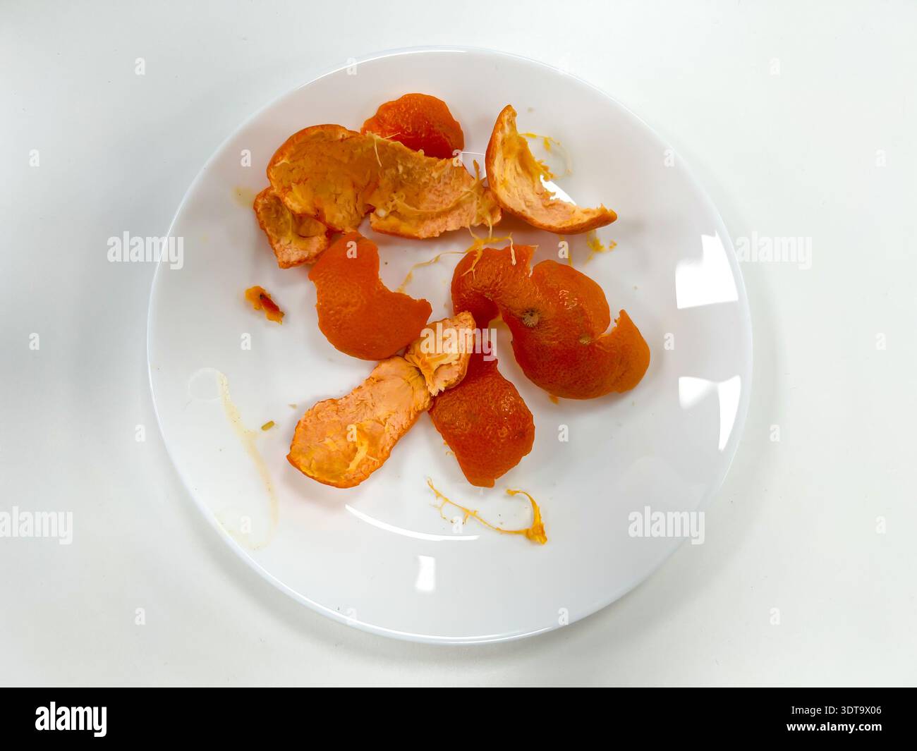 Scorza d'arancia su un patè bianco visto dall'alto, rimanendo dal mangiare la frutta come spuntino. Foto Stock