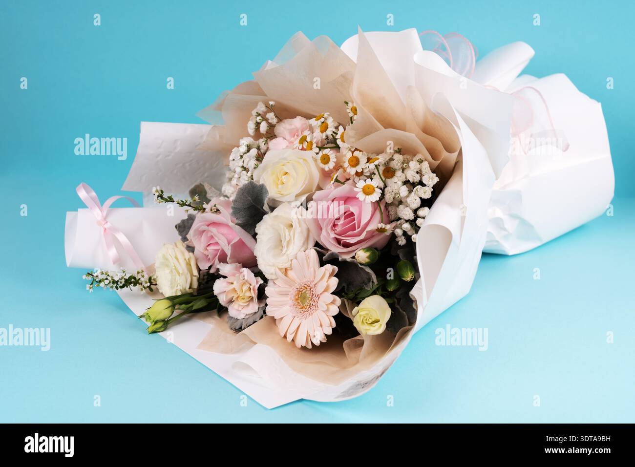 Bouquet di fiori color pastello su sfondo blu Foto Stock