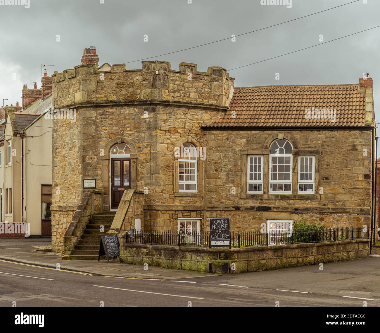 Tower House Art Gallery, Seaton Sluice, Northumberland. Una distintiva torre in pietra di battaglia convertita in una galleria d'arte indipendente. Foto Stock