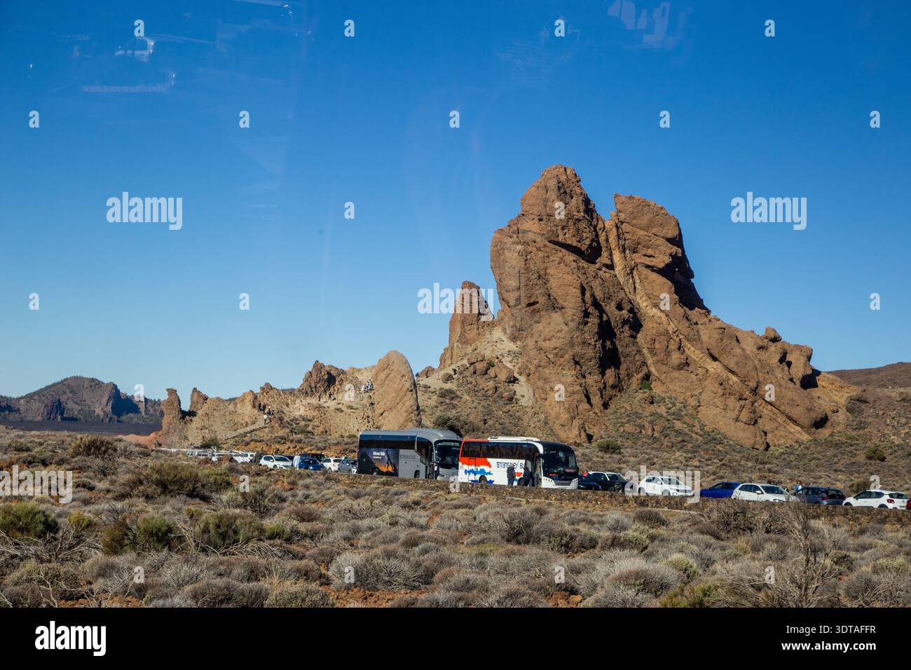 I turisti viaggiano in pullman al parco nazionale del monte Teide sull'isola spagnola di Tenerife, parte delle Isole Canarie. Spagna Foto Stock