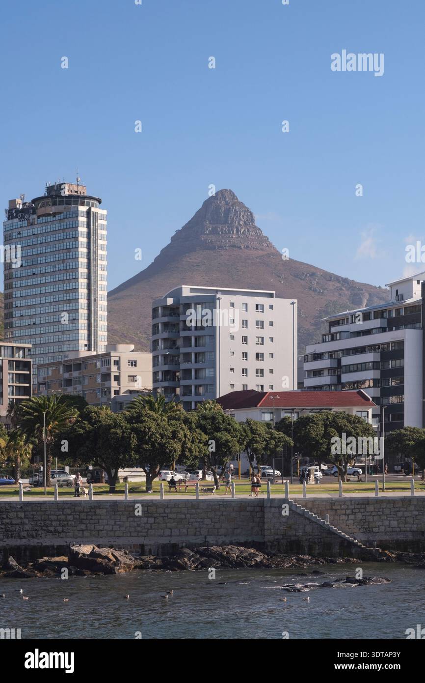 Febbraio 2026: Vista di Sea Point con l'iconico "Heyday" degli anni '70, il Ritz Hotel sulla sinistra e la Lion's Head sullo sfondo. Foto Stock