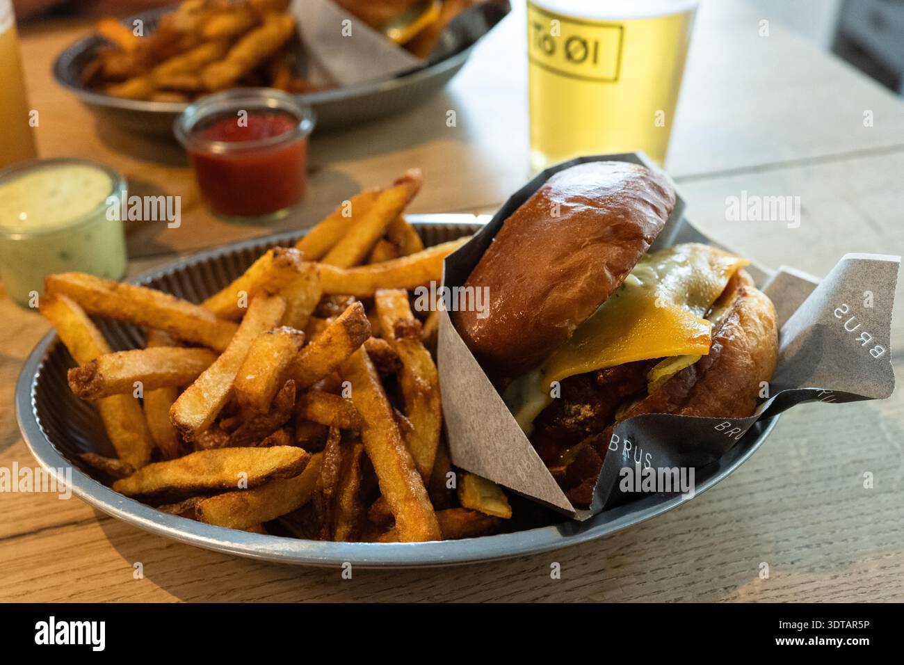 Brus, hamburger e patatine della birreria artigianale To ØI, Copenaghen, Danimarca Foto Stock