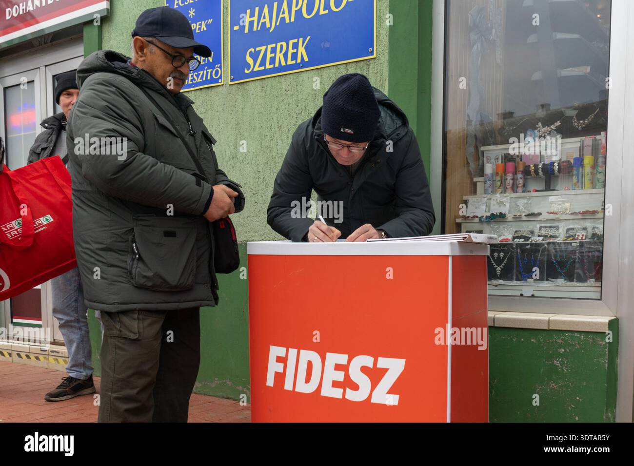 Budapest, Ungheria. 21 febbraio 2026. I volontari di Fidesz raccolgono le firme degli elettori in una bancarella di strada il primo giorno della campagna elettorale parlamentare ungherese del 2026. Crediti: Bence Árpási/Alamy Live News Foto Stock