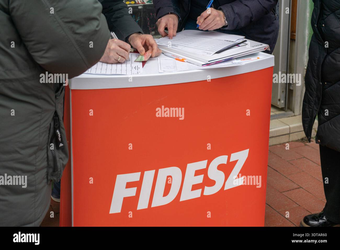 Budapest, Ungheria. 21 febbraio 2026. I volontari di Fidesz raccolgono le firme degli elettori in una bancarella di strada il primo giorno della campagna elettorale parlamentare ungherese del 2026. Crediti: Bence Árpási/Alamy Live News Foto Stock