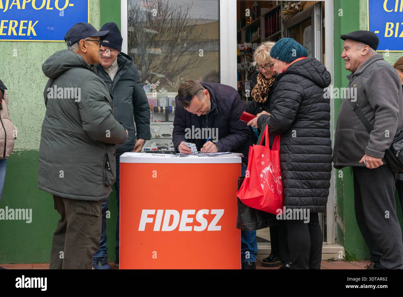 Budapest, Ungheria. 21 febbraio 2026. I volontari di Fidesz raccolgono le firme degli elettori in una bancarella di strada il primo giorno della campagna elettorale parlamentare ungherese del 2026. Crediti: Bence Árpási/Alamy Live News Foto Stock