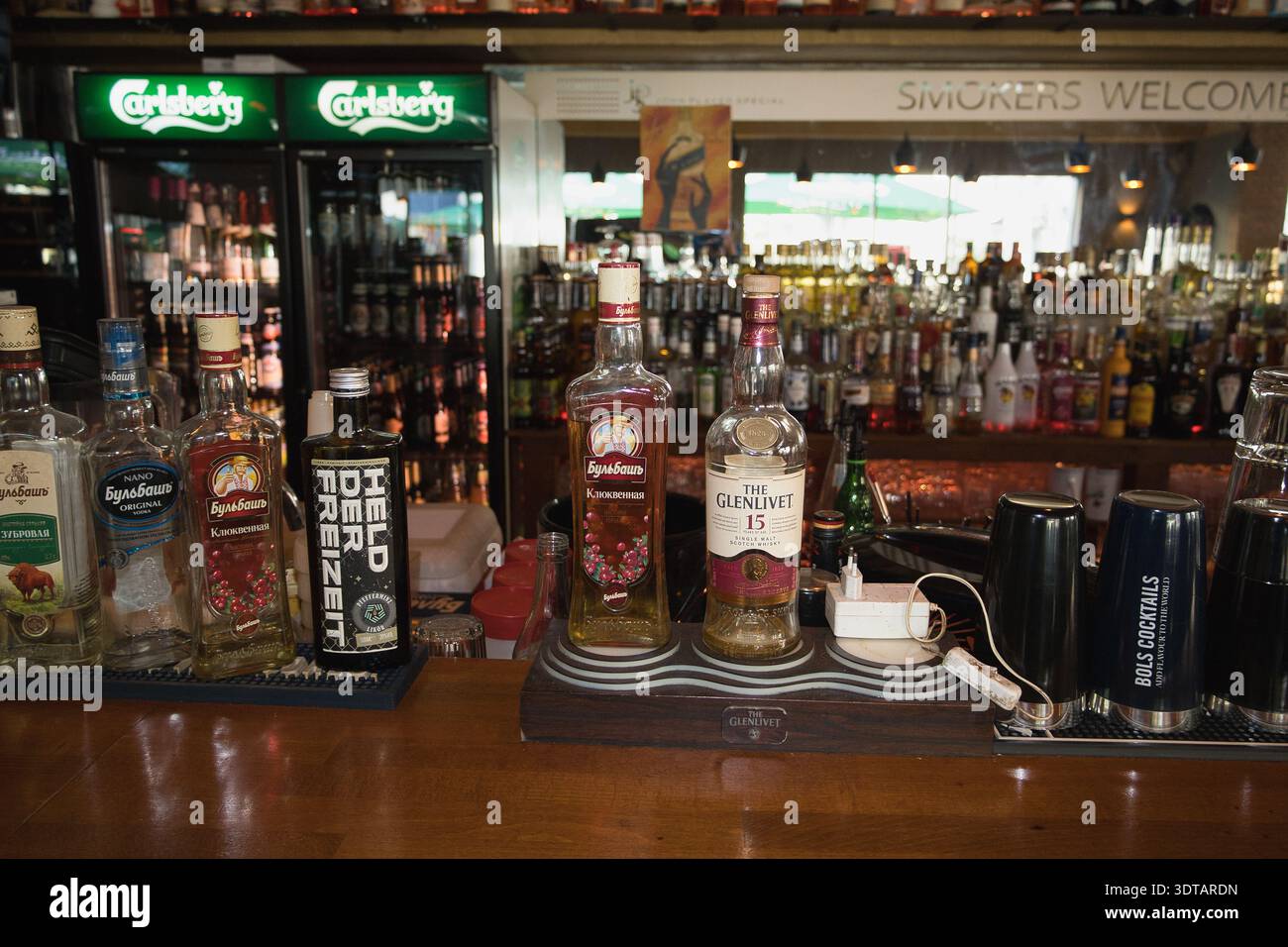 Vista interna del Jamboree Leipzig: Elegante bar e lounge dal design moderno, bancone lungo e un'ampia selezione di alcolici Foto Stock