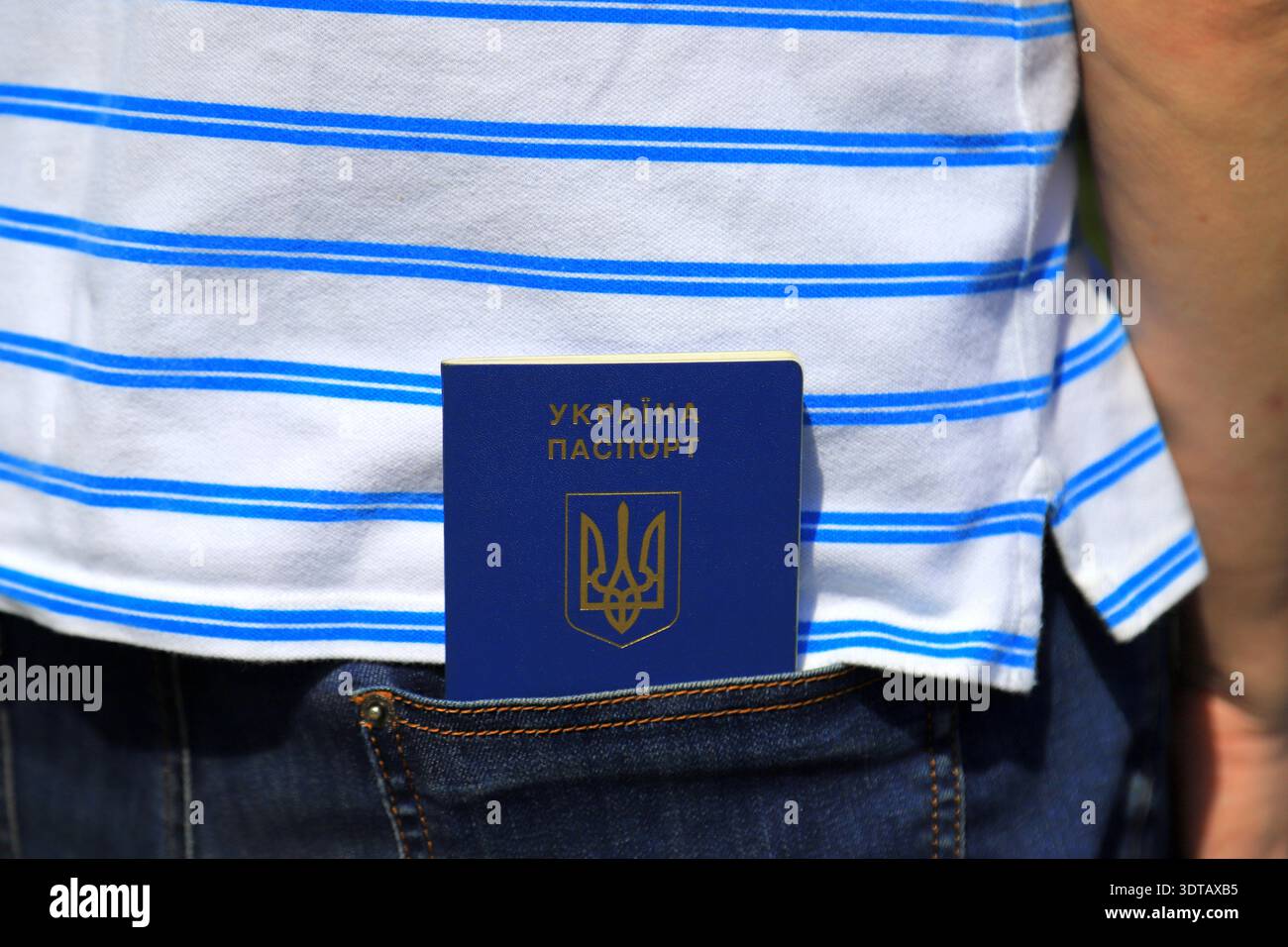 Passaporto ucraino ed emblema di stato dell'Ucraina. Concetto - viaggio, rifugiato ucraino, turista, emigrante, mobilitazione in Ucraina Foto Stock