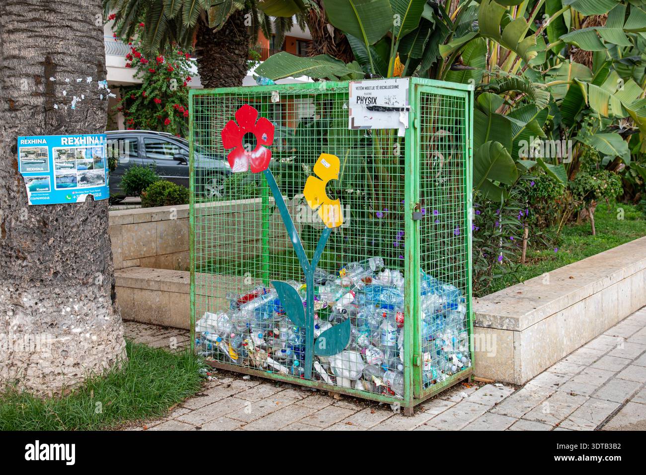 Gabbia di riciclaggio di bottiglie di plastica a Sarandë, Albania Foto Stock