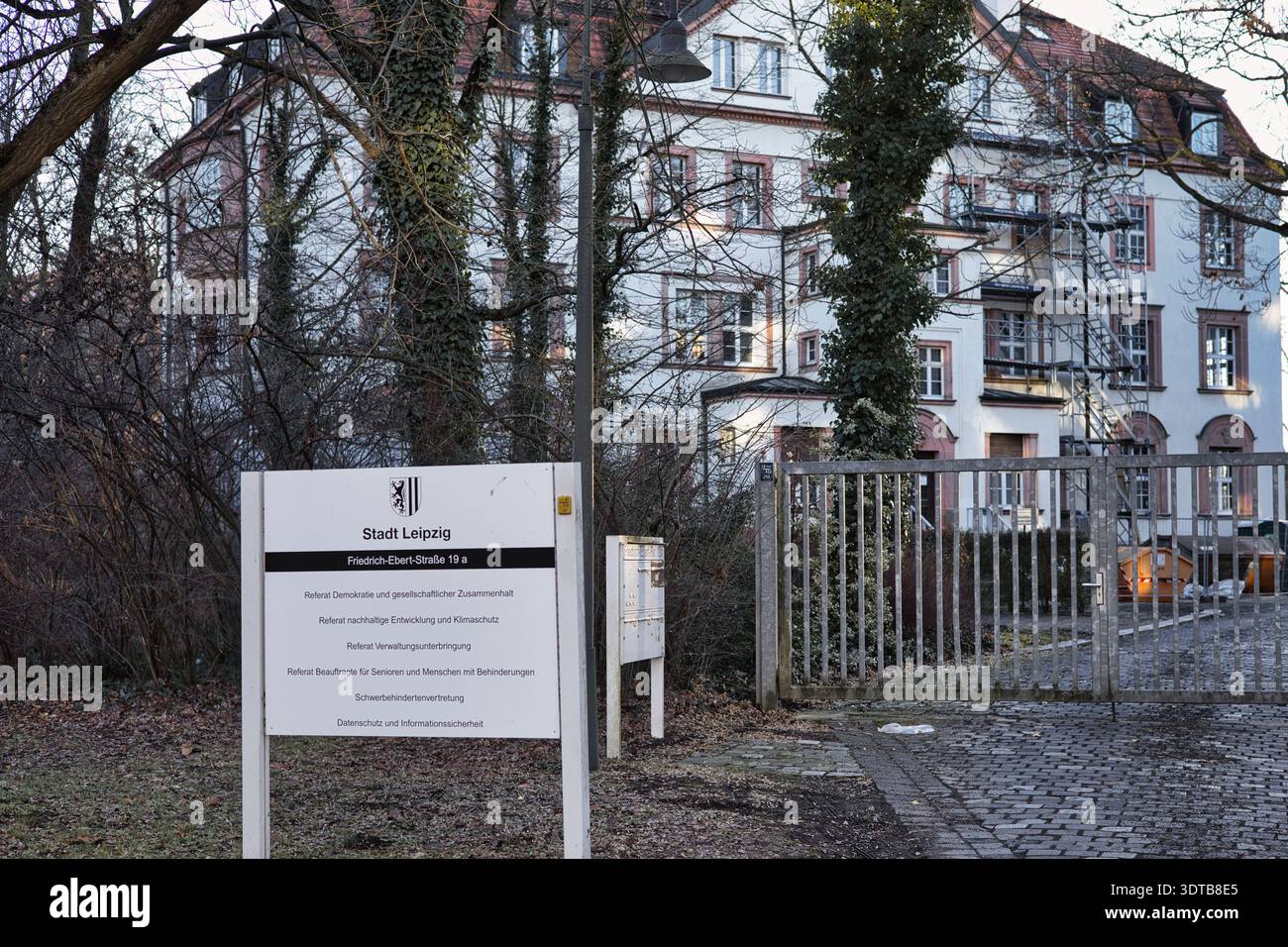 Ingresso al servizio medico pediatrico e giovanile della città di Lipsia. Cartello informativo di fronte a un edificio storico, la Sassonia Foto Stock