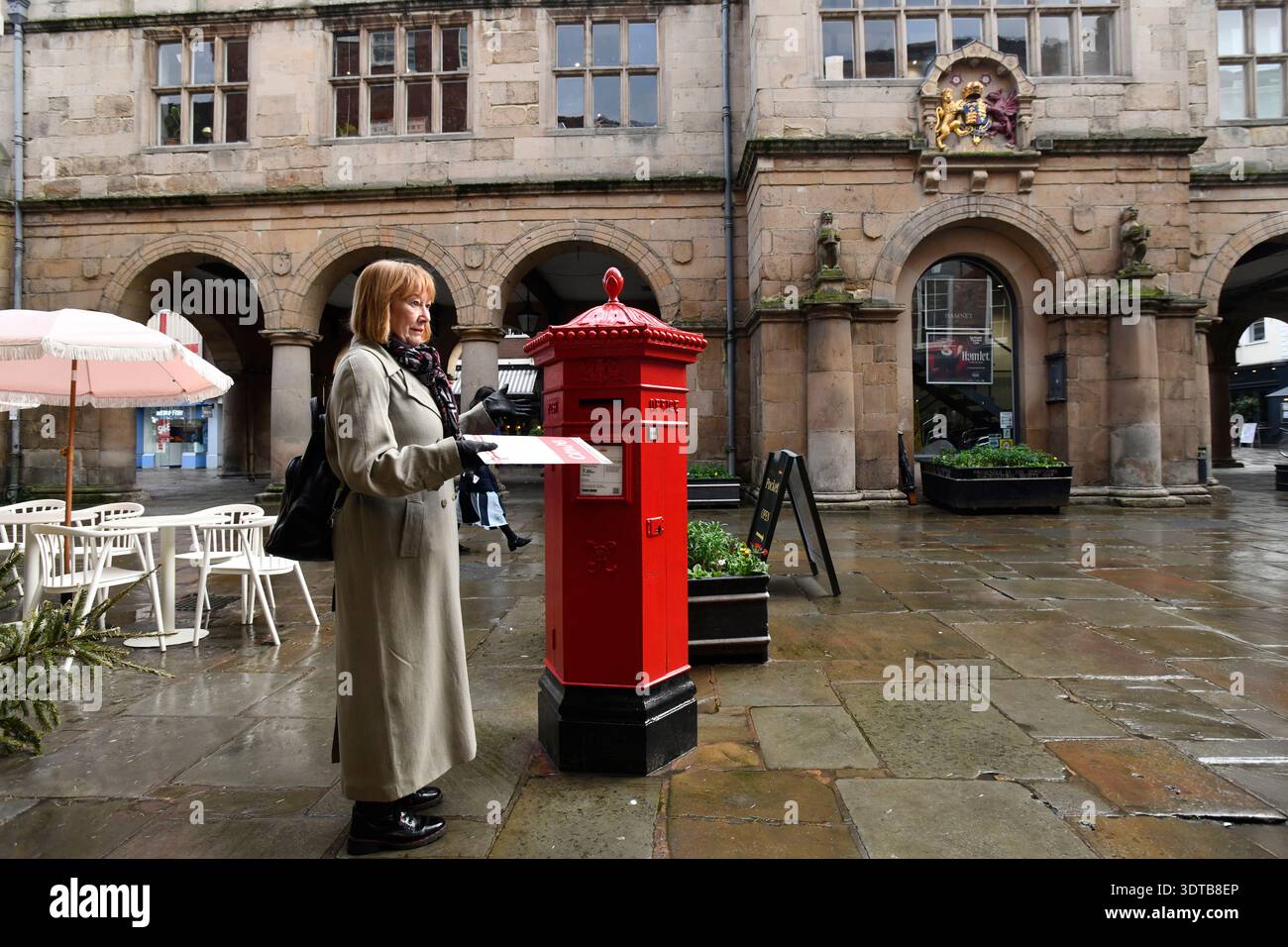 Cassetta per posta esagonale vittoriana progettata dall'architetto Penfold a Shrewsbury, Shropshire, Regno Unito Foto Stock