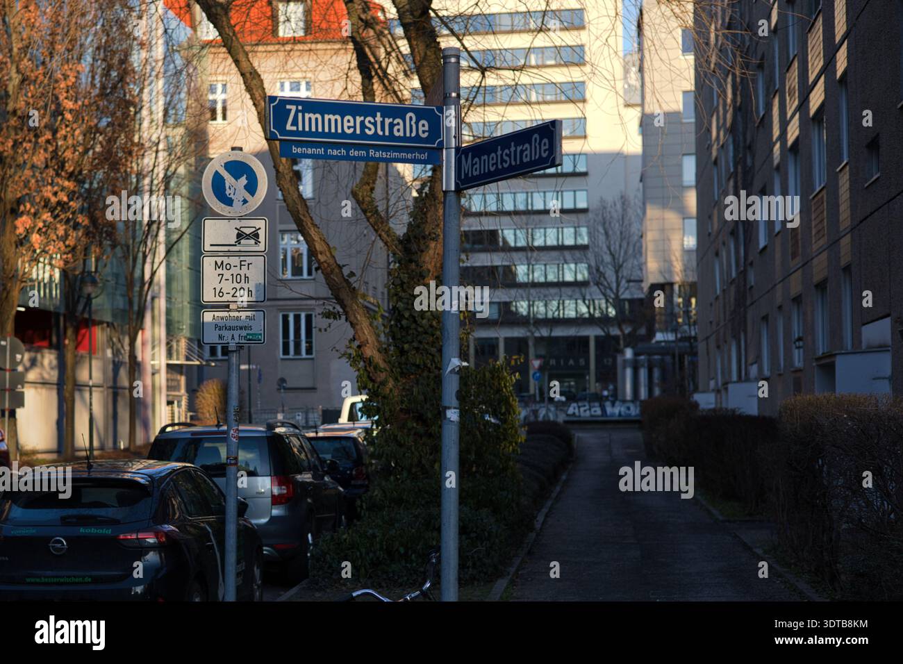 Indicazioni stradali per Zimmerstrasse e Manetstrasse in Leipzig's Bachviertel. Strada urbana con cartelli e case con restrizioni per il parcheggio, Sassonia Foto Stock