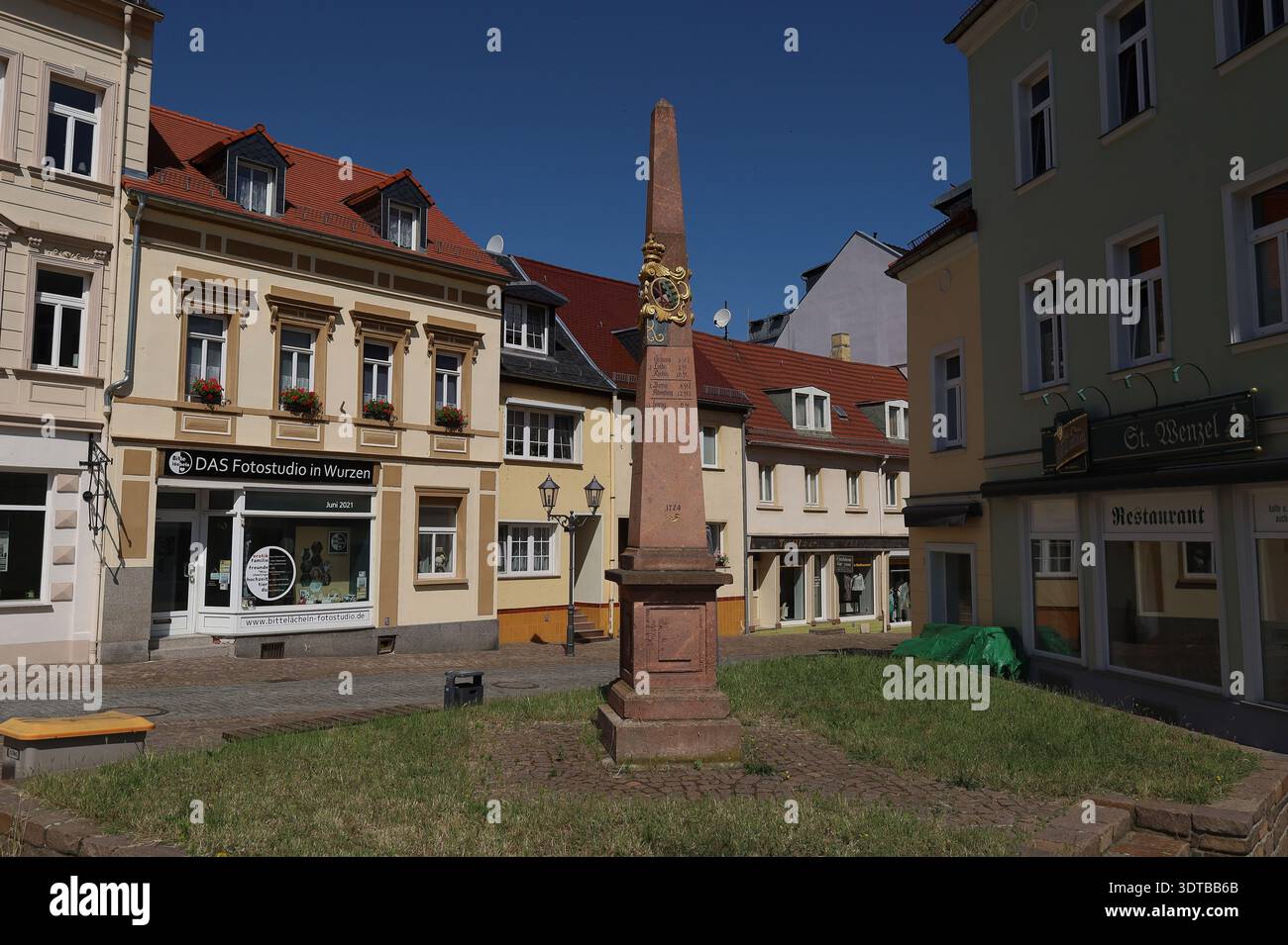 L'elettorato della Sassonia pubblica pietra miliare (pilastro a distanza) a Postplatz a Wurzen, in Sassonia; monumento storico di fronte alle facciate neoclassiche Foto Stock