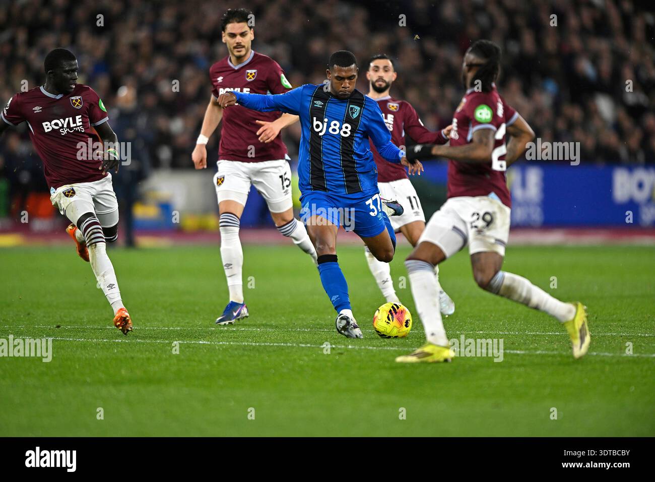Londra, Regno Unito. 21 febbraio 2026. Rayan del Bournemouth FC va vicino dopo aver corso al West Ham Goal durante la partita West Ham vs AFC Bournemouth, Premier League al London Stadium Stratford. Questa immagine è SOLO per USO EDITORIALE. Licenza richiesta da Football DataCo per qualsiasi altro utilizzo. Crediti: MARTIN DALTON/Alamy Live News Foto Stock