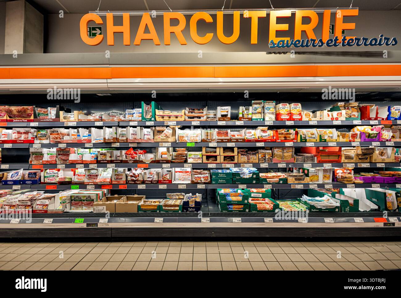 Digione, Francia - 3 febbraio 2026: Vari tipi di salsicce e hot dog jumbo sugli scaffali esposti in un negozio Aldi. Questa scena di negozi e shopping mostra Foto Stock