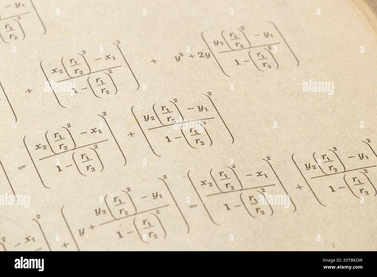 Una pagina con formule matematiche da primo piano per argomenti educativi, risoluzione dei problemi, esami e algebra Foto Stock