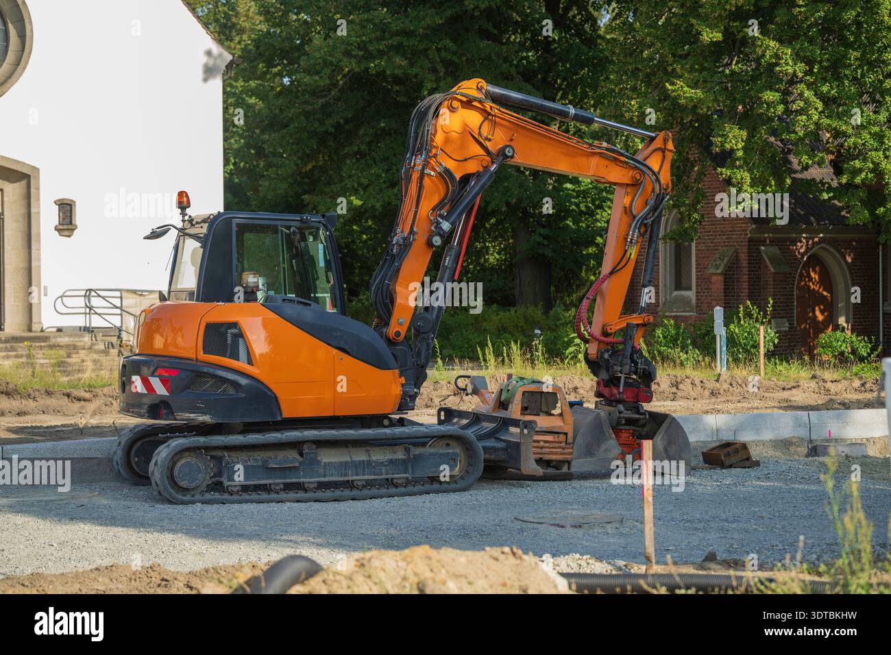 Un escavatore cingolato Midi utilizzato nella costruzione di strade. Foto Stock