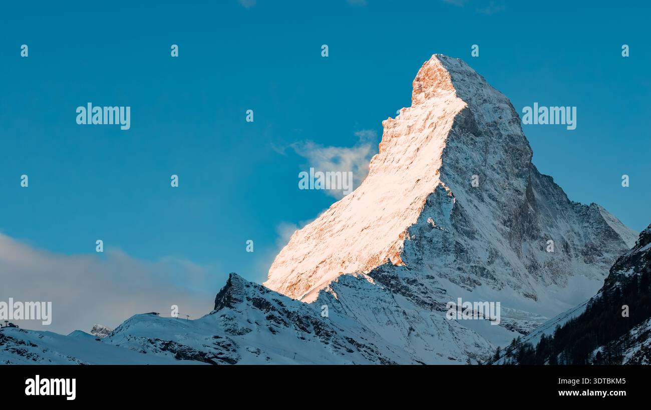 La cima della piramide del Cervino vicino a Zermatt brilla di alpenglow invernale Foto Stock