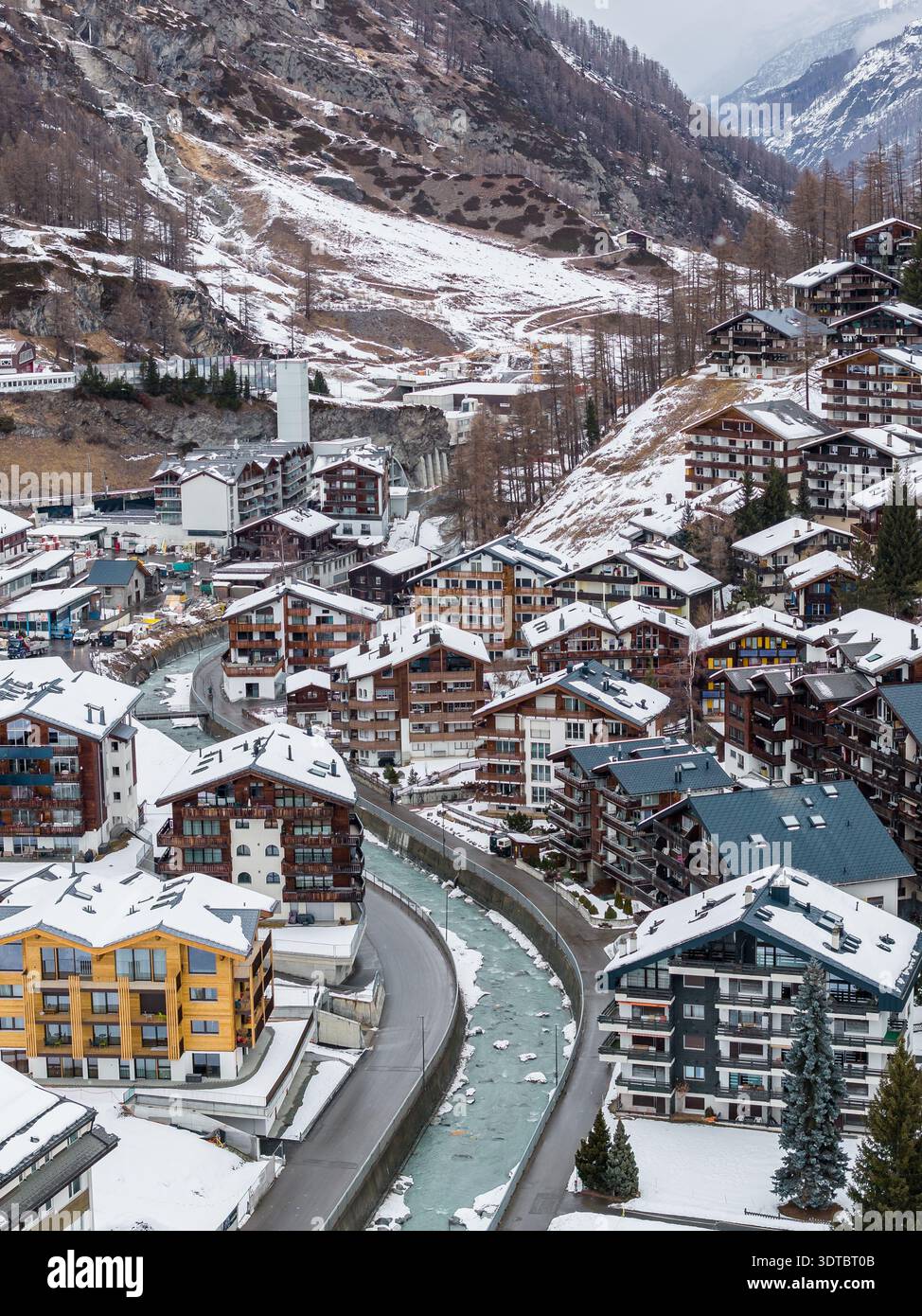 Panoramica aerea di Zermatt, Svizzera, con il turchese fiume Vispa Foto Stock