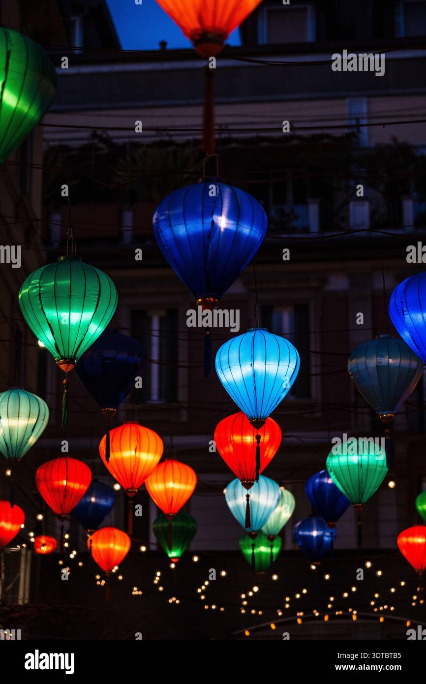 Vista ravvicinata di centinaia di lanterne di seta multicolore (rosse, verdi, blu, arancioni) che decorano via Paolo Sarpi a Milano durante il Capodanno lunare Foto Stock