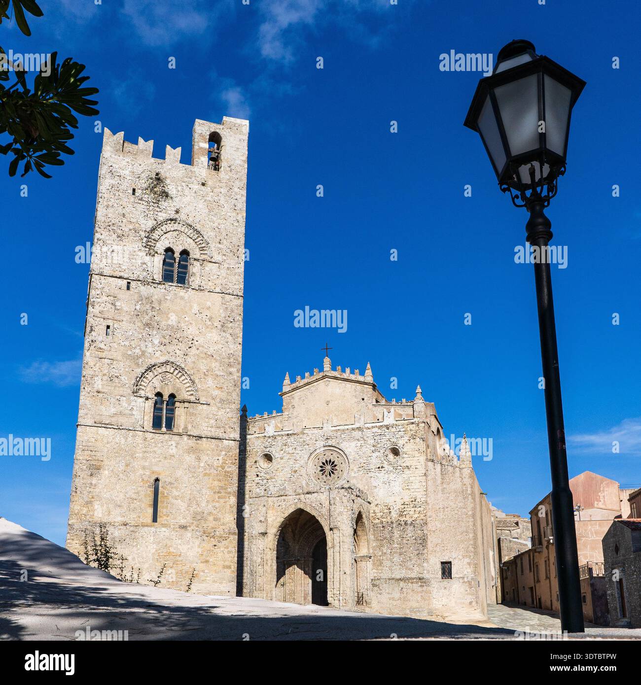 Un'iconica vista di viaggio della Chiesa madre (Chiesa madre) e del suo maestoso campanile medievale separato (Torre di Re Federico), un ex guardiano Foto Stock