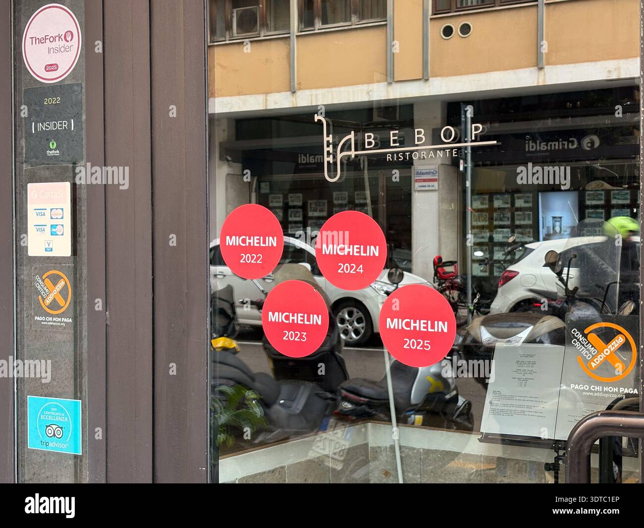 La finestra esterna del Bebop ristorante mostra gli adesivi sequenziali della Guida Michelin per 2022, 2023, 2024 e 2025, a indicare l'eccellenza culinaria in Pa Foto Stock