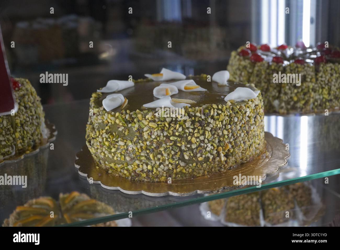 Torta al pistacchio in vetrina a i segreti del Chiostro, Palermo. Pasticceria siciliana, torta, prodotti da forno, prodotti dolciari. Foto Stock