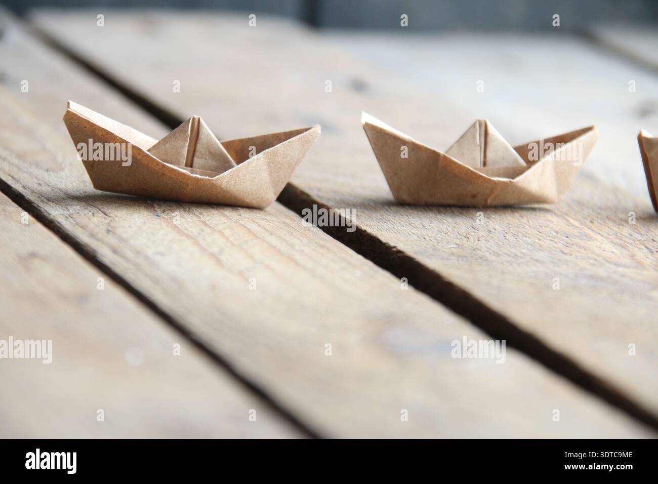 Barche di carta su uno sfondo vintage. Foto Stock