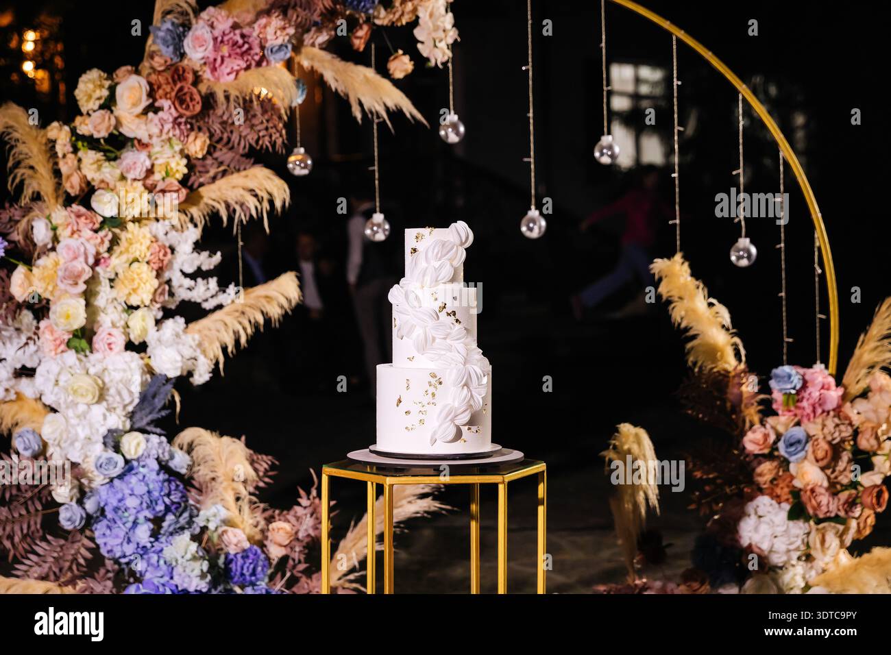 Elegante torta nuziale bianca con decorazioni floreali per ricevimenti di lusso Foto Stock