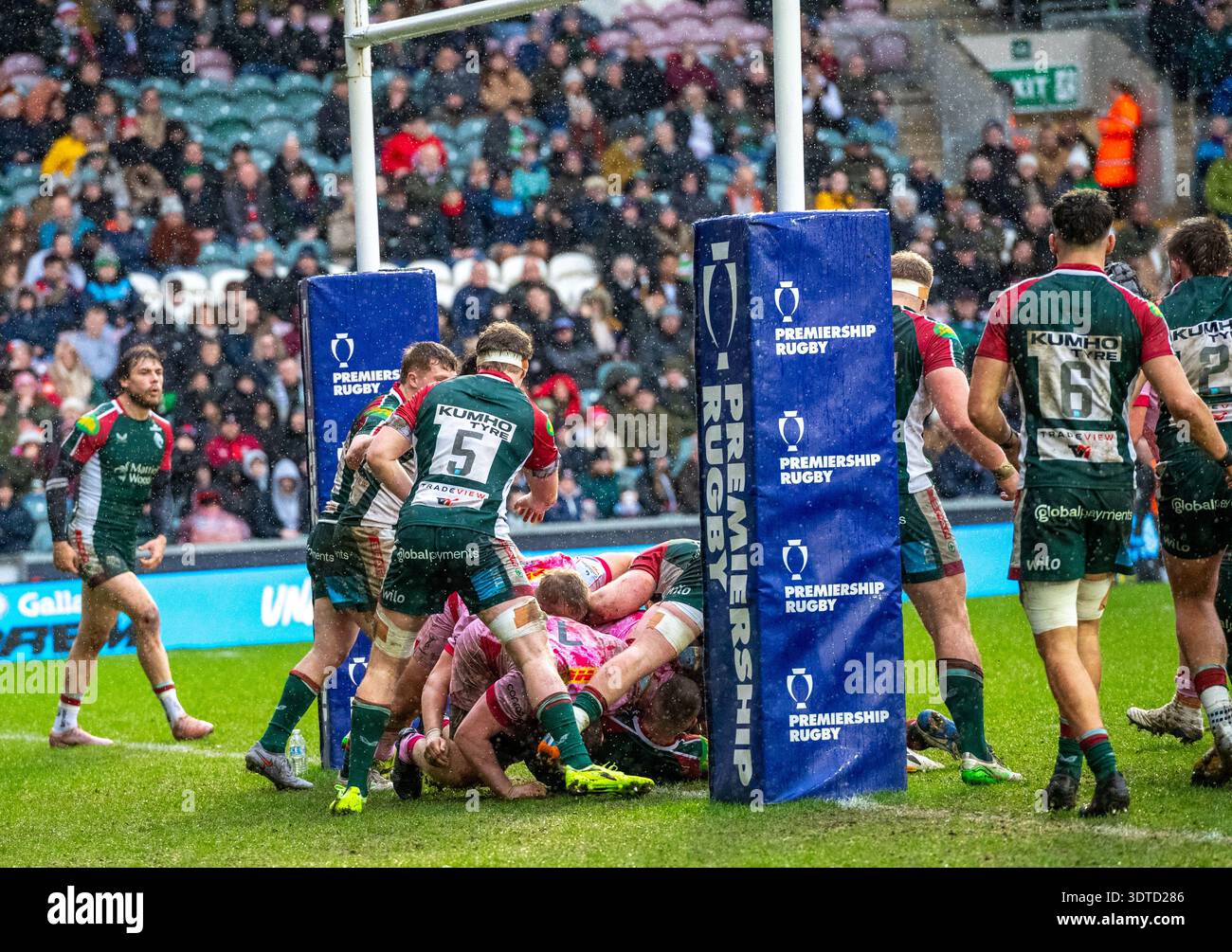 Gallagher PREM Men's Rugby, Leicester Tigers (Dark Green) V Harlequins (Pink), Mattioli Woods Welford Road, Leicestershire, Inghilterra, Regno Unito 21 febbraio 2026. Leicester Tigers Men che sono 4 ° nella classifica combattono contro Harlequins Mens 9 ° nella lega e secondo dal basso e giocare nel Gallagher PREM, la massima divisione inglese del rugby a 15. Il punteggio finale è Leicester Tigers 33, Harlequins 27. Crediti: Alan Beastall/Alamy Live News Foto Stock