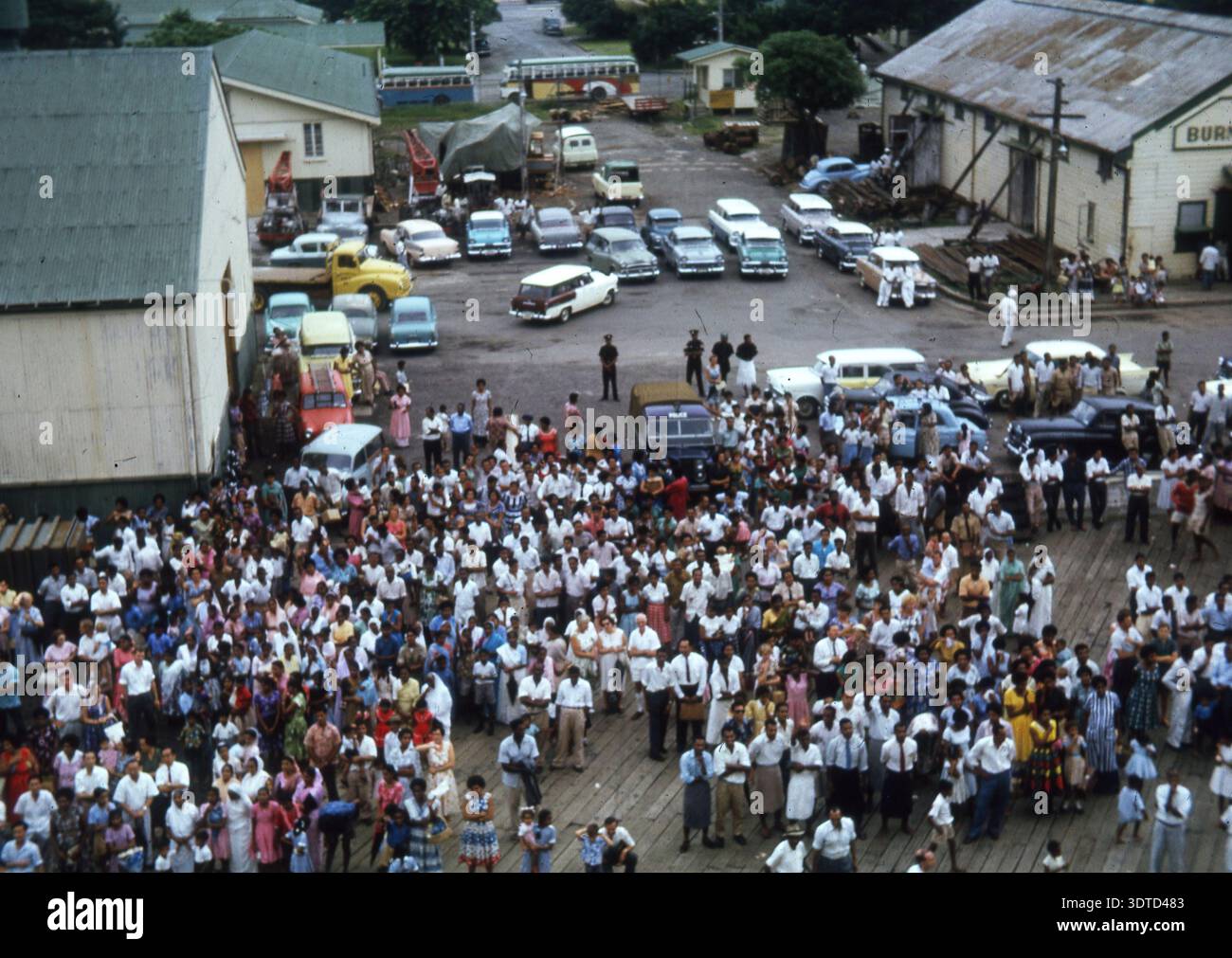 Suva, Figi, 2 aprile 1962: Una folla saluta la nave da crociera Oriana. Scansionato da un lucido Kodachrome da 35 mm, può contenere polvere e imperfezioni. Foto Stock
