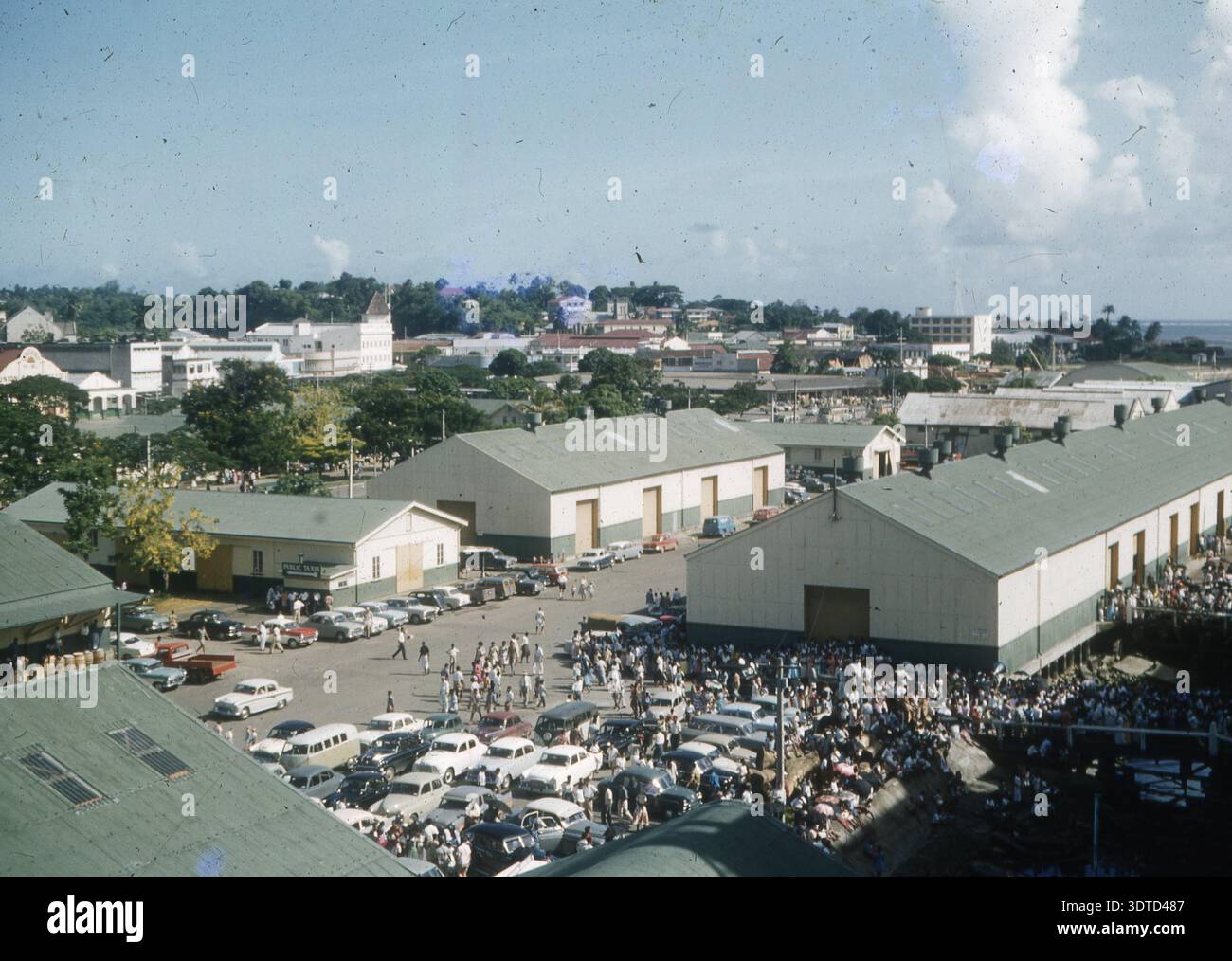 Suva, Figi, 2 aprile 1962: Una folla saluta la nave da crociera Oriana. Scansionato da un lucido Kodachrome da 35 mm, può contenere polvere e imperfezioni. Foto Stock