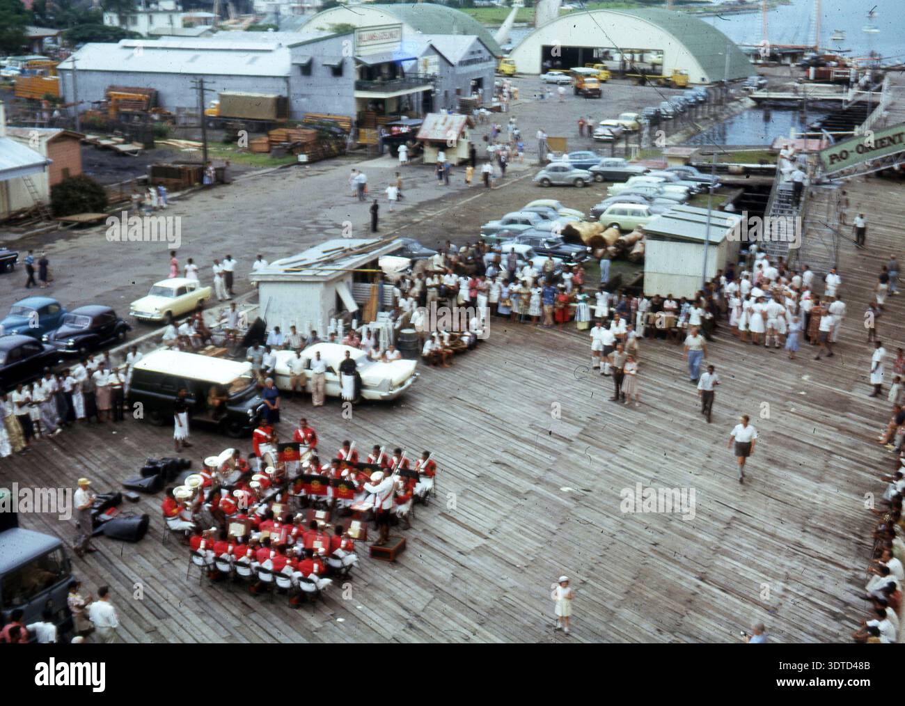 Suva, Figi, 2 aprile 1962: La banda di ottoni delle forze militari delle Figi si esibisce durante la partenza della nave da crociera Oriana. Scansionato da un lucido Kodachrome da 35 mm, può contenere polvere e imperfezioni. Foto Stock