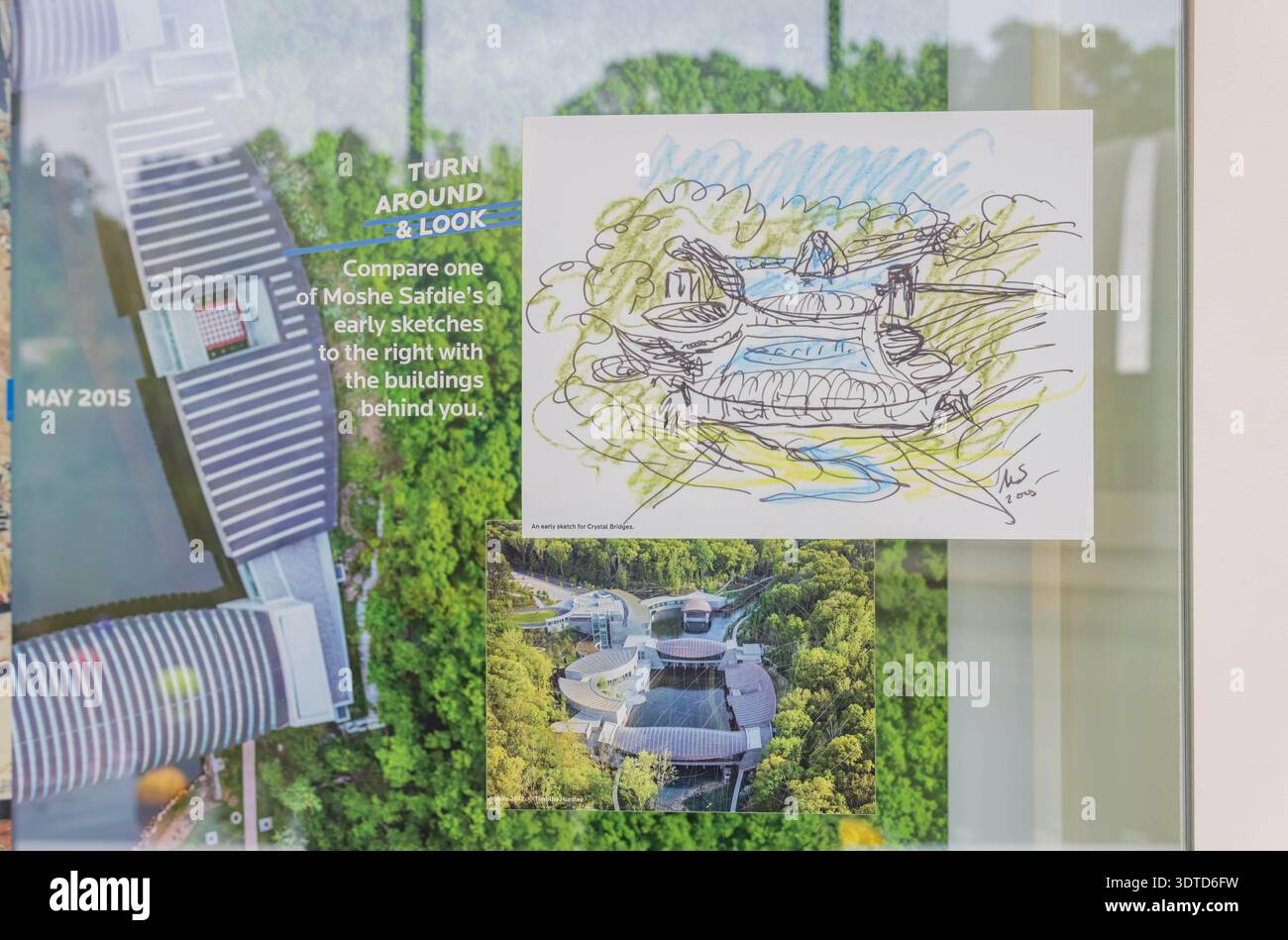 Arkansas, 10 agosto 2024 - primo schizzo disegnato a mano del museo dei ponti di cristallo contrasta con la sua struttura completata circondata da vegetazione lussureggiante. Foto Stock