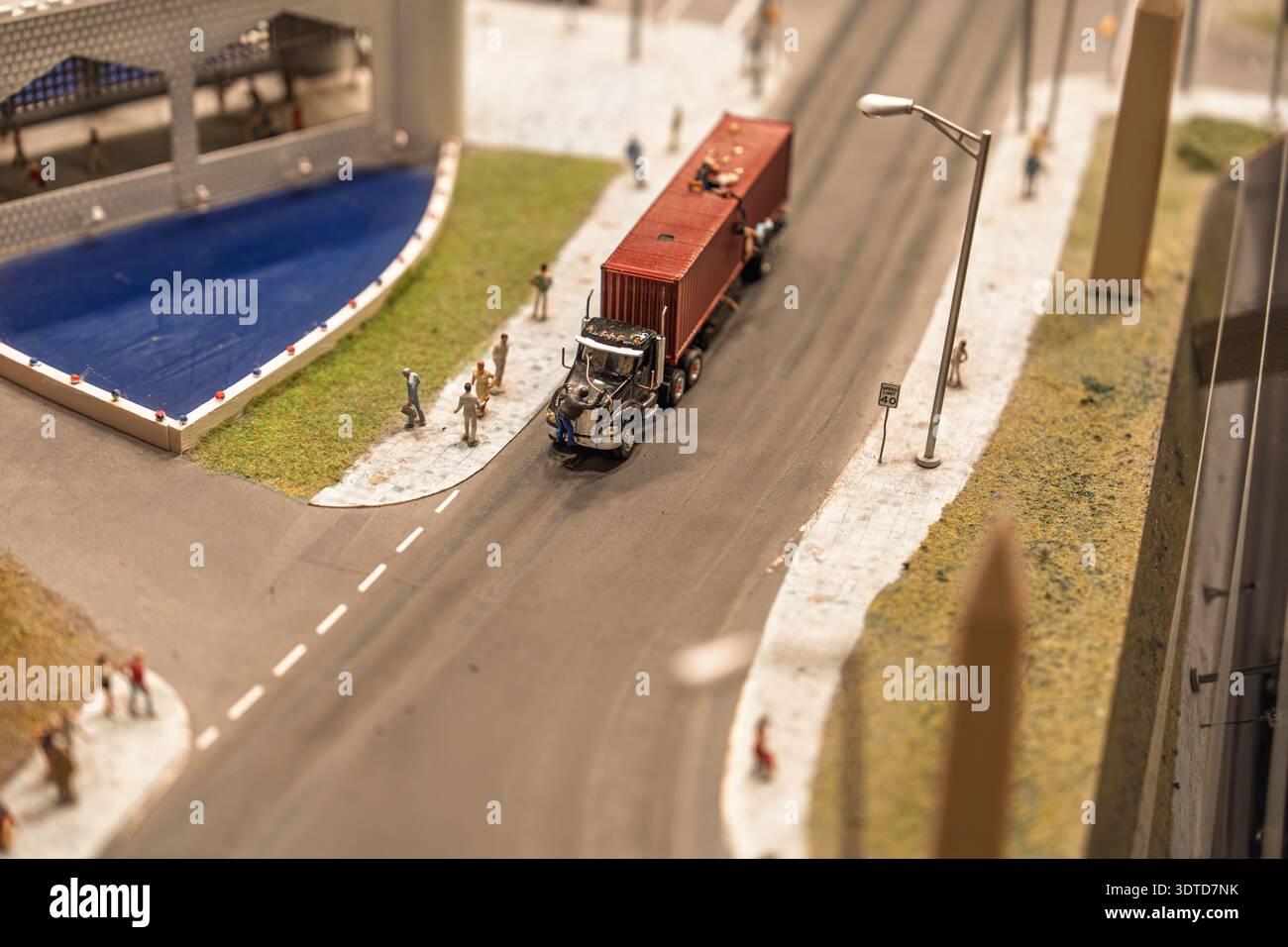Miniature World Truck Transports Cargo on Road vicino al fiume e ai pedoni, modello dettagliato Foto Stock