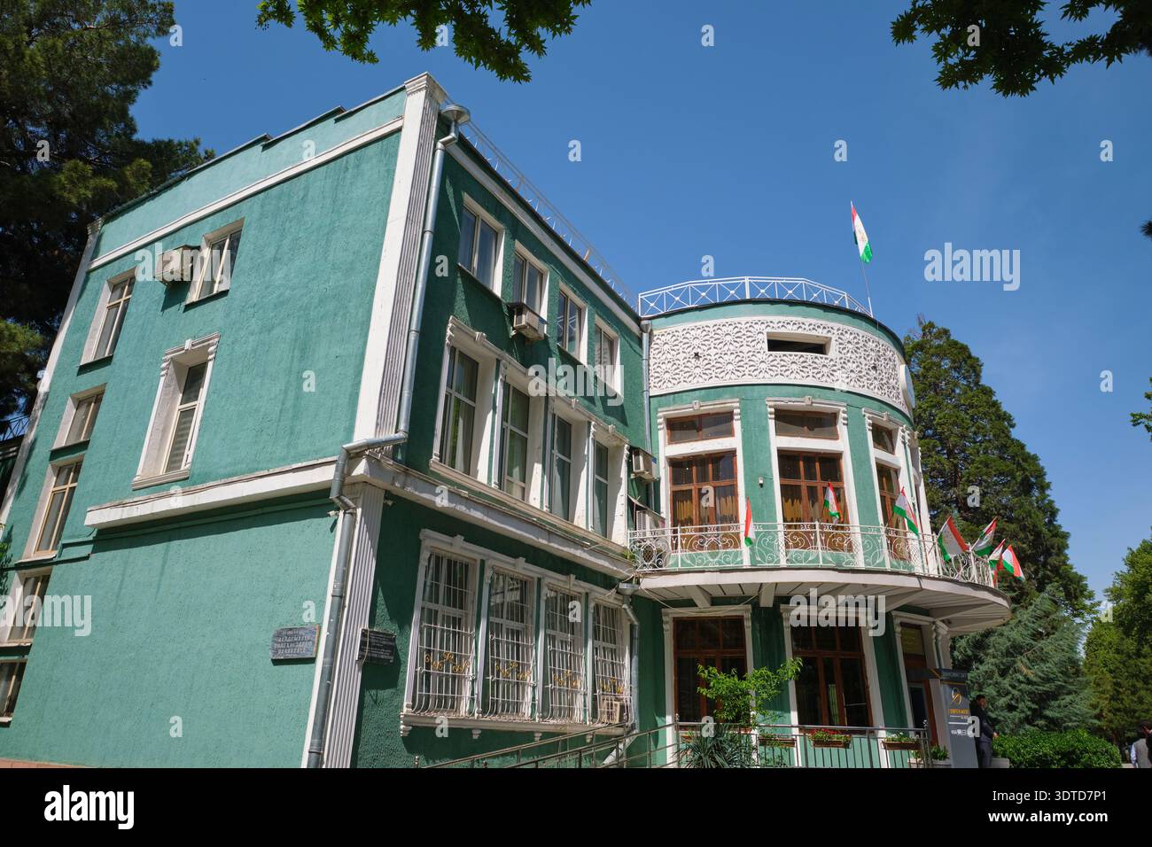 Facciata verde di un vecchio edificio di appartamenti in stile barocco dell'epoca sovietica. A Dushanbe, Tagikistan. Foto Stock