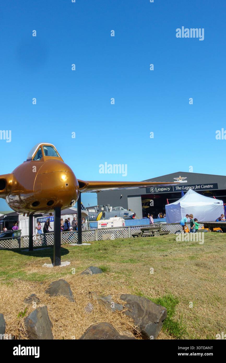 Monte Maunganui nuova Zelanda - 21 febbraio 2026; jet d'epoca de Havilland Vampire dipinto d'oro montato nel cortile del museo dell'aviazione di ponti Foto Stock