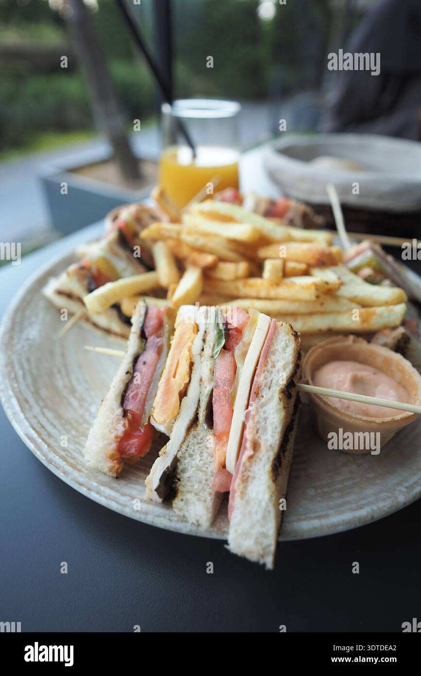 Mangiate un panino con patatine fritte e bevete all'aperto Foto Stock