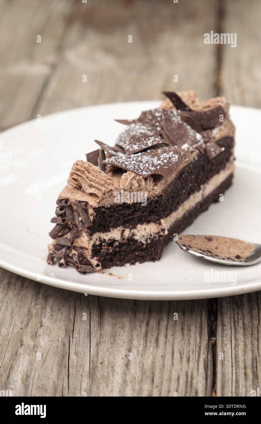 Torta al cioccolato diavoli umidi chiamata torta parigina con una mousse di cioccolato glassata e scaglie di cioccolato fondente Foto Stock