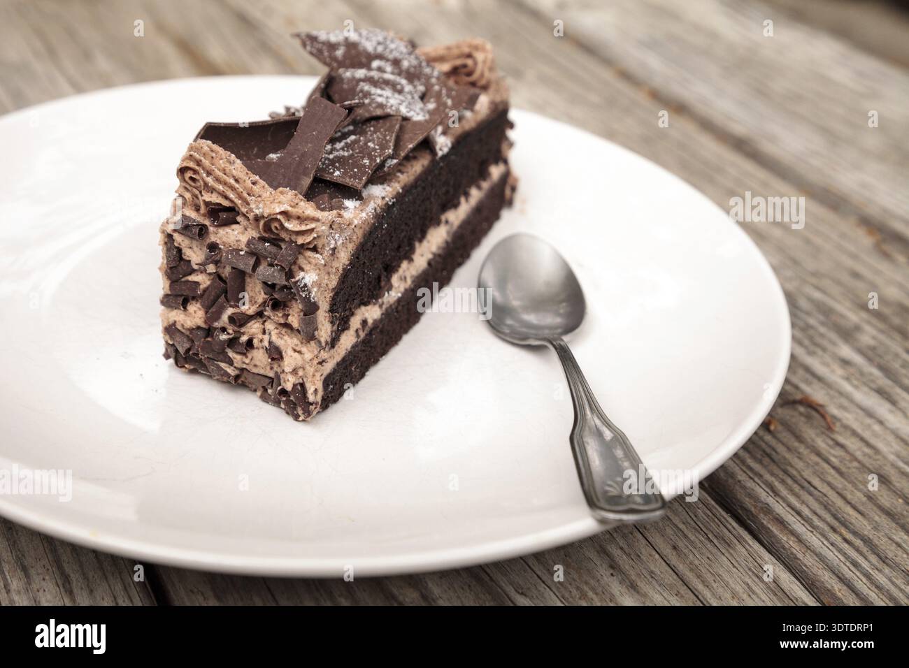 Torta al cioccolato diavoli umidi chiamata torta parigina con una mousse di cioccolato glassata e scaglie di cioccolato fondente Foto Stock